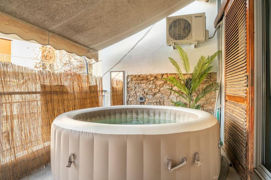 Openair Hot Tub/Big Balcony/Great Boutique Apt Athens Luaran gambar